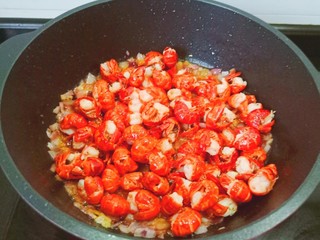 9、麻辣虾尾,下入炸好的龙虾尾。