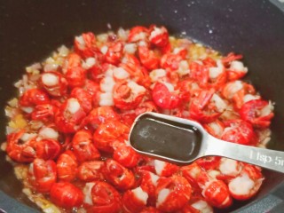 11、麻辣虾尾,加点生抽。