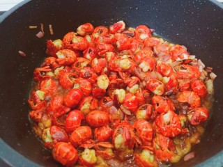 12、麻辣虾尾,开大火炒至龙虾入味。
