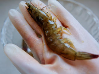 1、清蒸虾,清蒸海鲜一定要选非常新鲜活的海虾,新鲜的海虾,不加任何调味料,都会吃的鲜甜