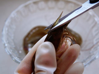 2、清蒸虾,用厨房剪刀去掉虾枪,头部最尖锐的位置