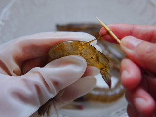 3、清蒸虾,从尾部数第三节取虾线,这个位置比较容易去除的干净