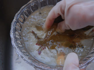 4、清蒸虾,流水冲洗