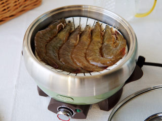 6、清蒸虾,码放在盘子里