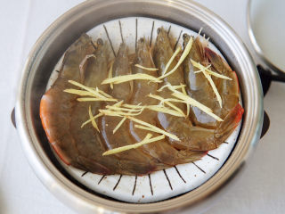 7、清蒸虾,表面撒姜丝