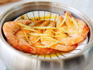 12、清蒸虾,取出姜丝