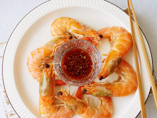 13、清蒸虾,摆盘,一个人的午餐也要好好吃鲜美至极,原汁原味先吃两只,再蘸取生抽姜戎汁,又丰富了虾的风味