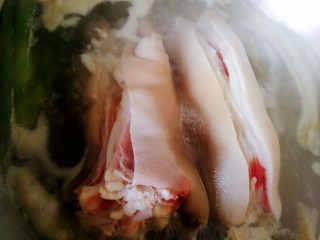 3、五香卤猪蹄,水开焯8分钟，血水会从切口处流出来。