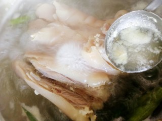 4、五香卤猪蹄,翻面再焯8分钟，撇去浮沫。