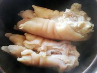 5、五香卤猪蹄,捞出猪蹄放入砂锅内。