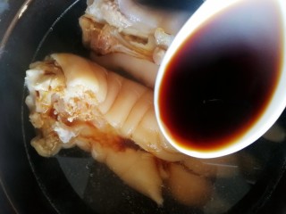 7、五香卤猪蹄,加3勺生抽。