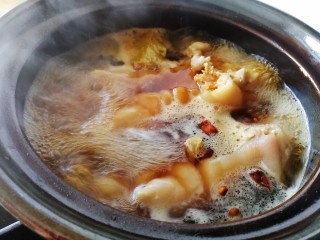 12、五香卤猪蹄,大火煮开。