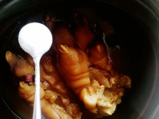 14、五香卤猪蹄,加一勺盐。