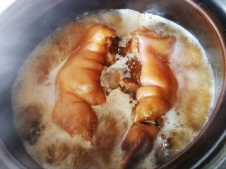 16、五香卤猪蹄,大火煮开，盖上盖子，小火再焖煮40分钟。