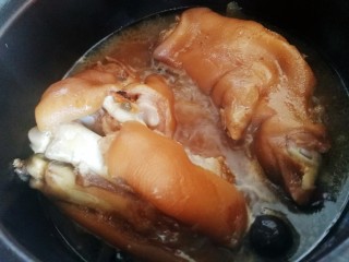 17、五香卤猪蹄,小火慢炖，猪蹄酥烂，非常入味。