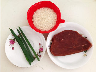 1、生滚牛肉粥,注备食材：五常大米，牛里脊，香葱