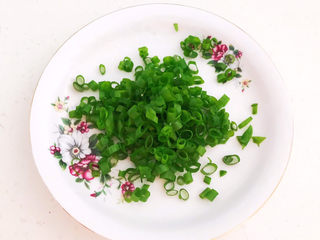 2、生滚牛肉粥,把香葱切成末