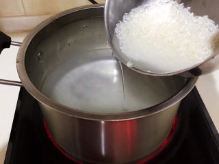 8、生滚牛肉粥,加入淘洗干净的大米