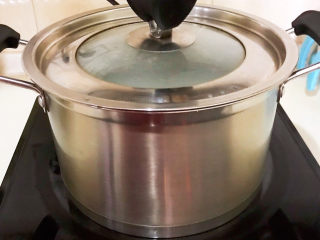 11、生滚牛肉粥,大火烧开后小火慢烧15分钟左右