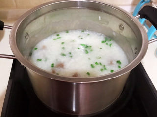 16、生滚牛肉粥,调匀即可，生滚牛肉粥可以吃了~