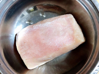 1、椒盐里脊,准备好里脊肉,洗净待用。