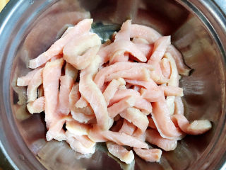 2、椒盐里脊,将里脊切丝儿。