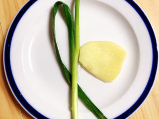 3、椒盐里脊,准备好葱姜。