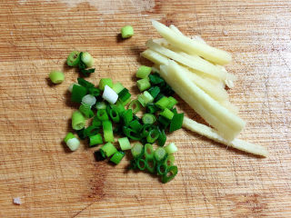 4、椒盐里脊,将葱姜切好待用。