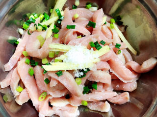 5、椒盐里脊,将葱姜末放入里脊丝儿中,加入白糖、盐。