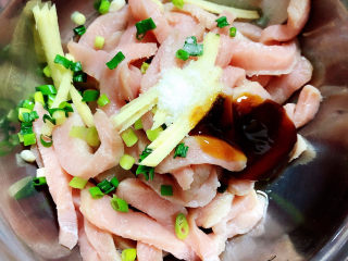 6、椒盐里脊,再加入料酒、生抽、耗油,花椒粉。