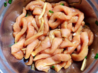 7、椒盐里脊,搅拌均匀,腌制里脊丝2-4小时。