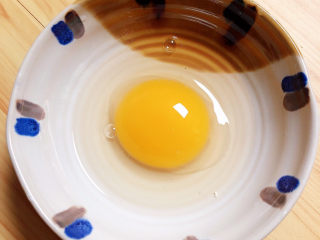 8、椒盐里脊,准备一个鸡蛋。