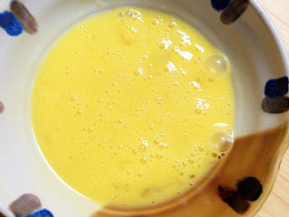 9、椒盐里脊,将鸡蛋打散,搅拌均匀。