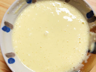 11、椒盐里脊,将面糊搅拌均匀。