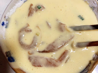 12、椒盐里脊,将里脊丝放入面糊碗中,裹满面糊。