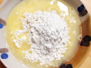 10、椒盐里脊,鸡蛋中加入水、玉米淀粉、面粉。