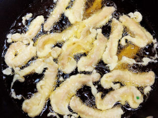 13、椒盐里脊,锅中倒入油,加热至五成热,逐一下入里脊丝。