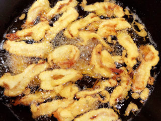 14、椒盐里脊,大约中火炸5分钟左右,炸至金黄色即可。