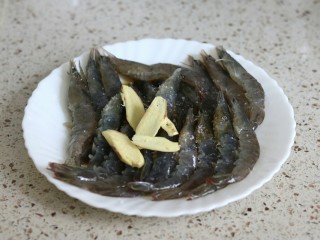 2、蒜蓉金针菇烤花蛤虾,加入盐、糖、料酒、蒸鱼豉油腌制10分钟