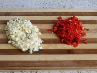 3、蒜蓉金针菇烤花蛤虾,蒜和红椒切末