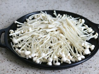 8、蒜蓉金针菇烤花蛤虾,金针菇洗净铺在烤盘底下