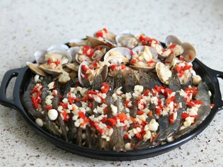 11、蒜蓉金针菇烤花蛤虾,浇上蒜末油，花蛤表面最好都要覆盖上，烤的时候肉才不会变干，放入烤箱200度烤12-15分钟，撒上葱花芝麻即可