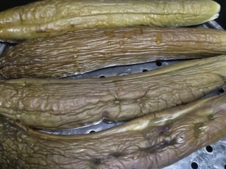 1、风味蒜茄子,嫩茄子洗净，上屉蒸熟，晾凉。