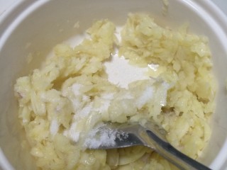 2、风味蒜茄子,大蒜捣烂，加盐，加鸡精