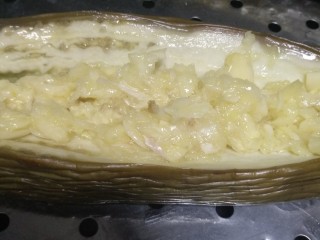 3、风味蒜茄子,将茄子切开，添入蒜末