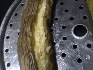 4、风味蒜茄子,添入蒜末后，将茄子合拢