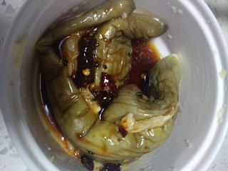 6、风味蒜茄子,吃的时候，加入酱油，醋，香油，辣椒油，盐调制的酱汁