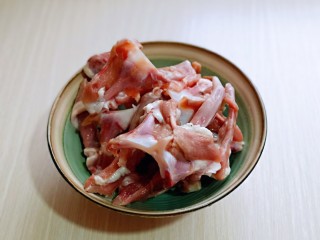1、香烤鸭锁骨,第一次买鸭锁骨，清水泡30分钟。
