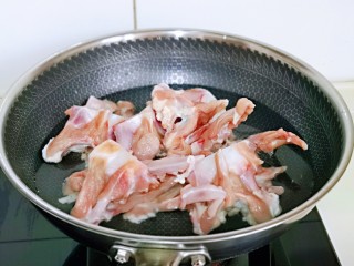 2、香烤鸭锁骨,泡好的鸭锁骨焯水，冷水下锅，烧开煮3-5分钟。