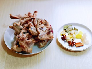 4、香烤鸭锁骨,姜蒜去皮，准备好其它香料。
